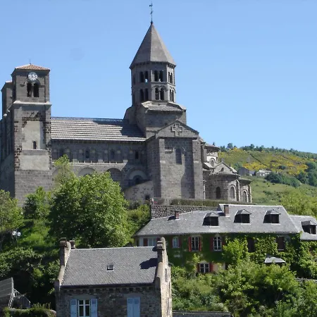 L Oustalou Maison D Hotes De Charme En Auvergne Piscine Privee Chauffee سانت-نيكتير