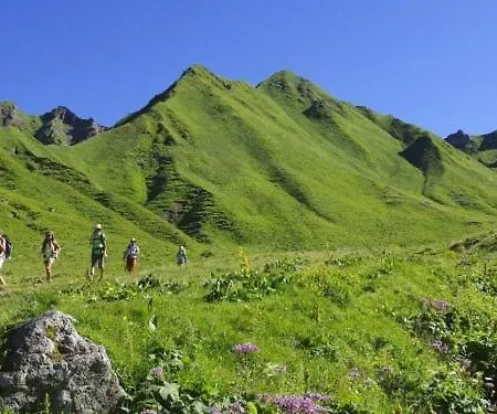 L Oustalou Maison D Hotes De Charme En Auvergne Piscine Privee Chauffee بيت للعطل